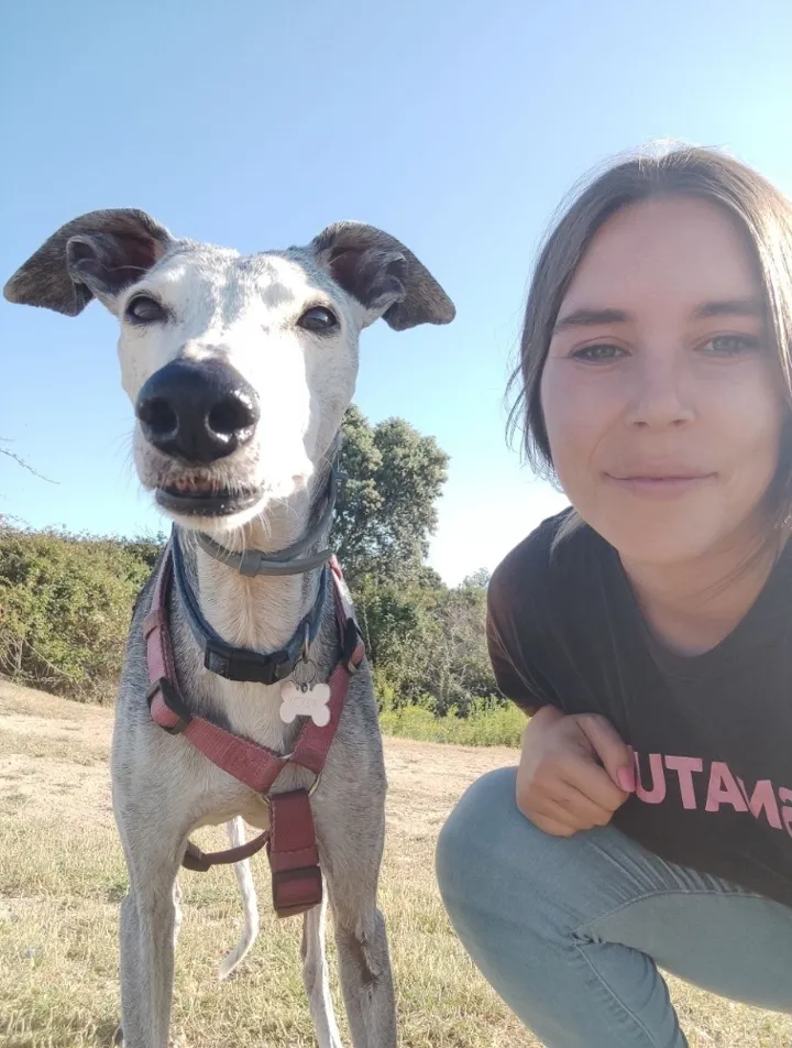 Aroa, educadora canina de Dogsnatura, con su galga en el campo